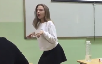本気すぎてひくわあ・・・。ヴェロキラプトルのモノマネをする女の子。海外の反応