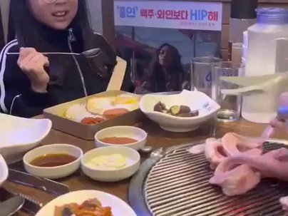 【海外の反応】焼肉店で動くウナギを見た少女が固まる　「ベジタリアン誕生の瞬間」「まだ生きてるの…？」