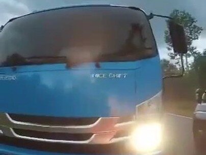 【海外の反応】無謀なバイクの追い越しで死神が登場する動画　「一瞬だった」「臓器提供者って呼ばれるやつ」