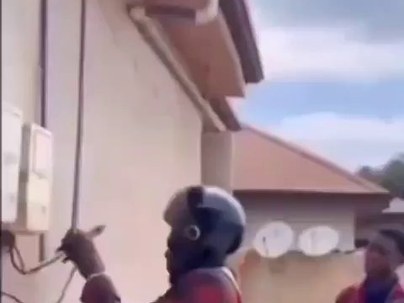 【海外の反応】生きた電線を素手と歯で剥こうとした結果ｗｗｗ「感電から逃げるなｗ」「せめてヘルメットは被ってた」