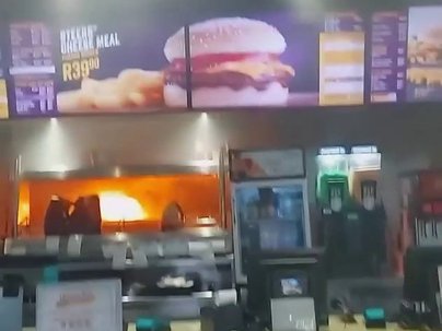 【海外の反応】ファストフード店のキッチンが炎上してるのに店員が冷静すぎる「給料に見合ってない」「直火焼きだからな」