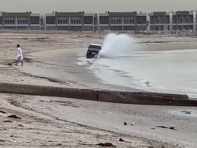 【海外の反応】ビーチでSUVを暴走させた男、横転して車外に射出される　「完璧なFAFO」「自業自得すぎる」