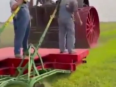 【海外の反応】1905年製の蒸気トラクターがジョンディアの鋤44台を一気に牽引する映像が凄い「これトラクターじゃなくて機関車だろ」「トルクが化け物すぎる」