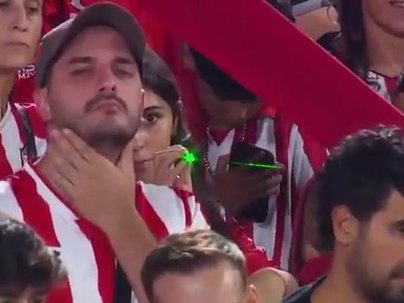 【海外の反応】サッカーの試合中にレーザーポインターを選手に当てる観客がカメラに映る「これは暴行罪だろ」