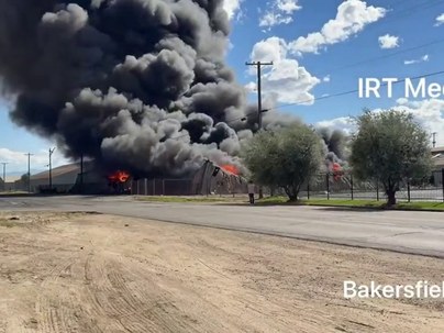 【海外の反応】カリフォルニアの巨大倉庫が大炎上　黒煙が空を覆う衝撃映像に海外騒然「今週3件目だぞ…」