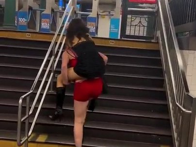 【海外の反応】泥酔で動けない友達をおんぶしてNY地下鉄で帰宅する女性が話題「本物の友達」「惚れた」