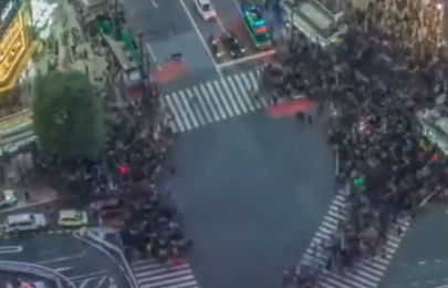 こうやって見ると本当に異常にも思える。渋谷のスクランブル交差点。海外の反応