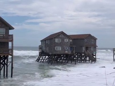 【海外の反応】海沿いの家が荒波に飲まれていく動画が衝撃的　「砂の上に家を建てるなは聖書より古い教訓」