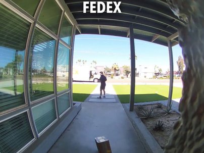 【海外の反応】FedEx配達員が荷物を玄関に投げつける動画が話題に「全配送業者で最悪」「着地は10点満点」