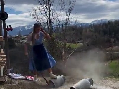 【海外の反応】ガス入り牛乳缶を爆破して冬の悪霊を追い払うオーストリアの伝統に衝撃「右耳の鼓膜が逝った」「これ最高にレッドネックな21発の礼砲」