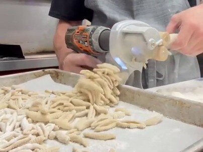 電動ドリルをつないだパスタマシンから、ショートパスタが次々に飛び出す「何百万ものイタリア人が悲鳴を上げた」【海外の反応】