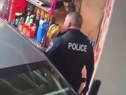 【海外の反応】家宅捜索中の警官が車を故意に傷つける映像が公開　「罰金550ドルと有給12時間没収だけって軽すぎる」「これがコネのある職業の実態」