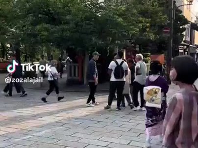 【海外の反応】京都で芸者に無遠慮にカメラを向ける観光客　「失礼すぎる」「だから規制されるんだよ」