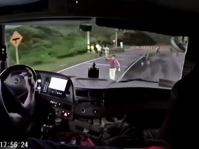 【海外の反応】走行中のトラック前に立ちはだかりナイフを振り回す強盗団、運転手は止まらず容赦なく突破　「Truck Simulator新DLC」「ブレーキ踏まないが正解」