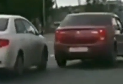 今日はまだ死ねないね。暴走してきた車を避けて華麗に事故を回避する。海外の反応