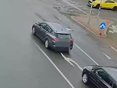 【海外の反応】無免許で酒を飲んでマスタングを運転した50歳男、赤信号無視→スピン→追突の離れ業を披露　「ブレーキって知ってる？」「マスタングはいつもこう」