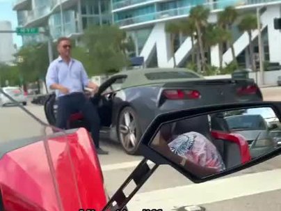 【海外の反応】コルベット乗りが走行中にSUVのサイドミラーを飛び蹴りで破壊　「あのジャンプなに？」「コルベットの運転手らしい行動」