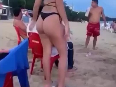 ビーチで彼女の目を盗んで寝たふりする男の神業が話題に 「完璧な作戦」「彼女は何も証明できない」