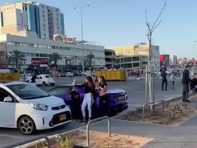 【海外の反応】他人が車に触ると爆音で威嚇するコルベット　「触るなは正論」「でも駐車はひどい」