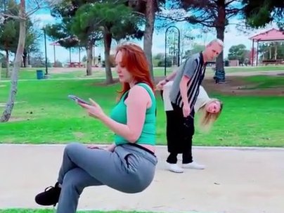 【海外の反応】公園で空中に座る女性に通行人が二度見連発　「右足よく見ろ」「インドの行者と同じトリック」