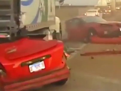 【海外の反応】車がトラックに突っ込んで真っ二つに割れるも運転手が無傷で生還　「運転してないって言い張ってるのヤバい」「これは"事故"じゃなくて"衝突"だろ」