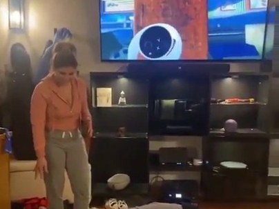 【海外の反応】VR板渡りゲームで四つん這いになった夫を妻が本気で押そうとする動画に戦慄「クズ行為」「心臓発作を誘発する手口」