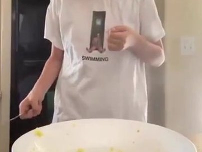 【海外の反応】電子レンジで温めたゆで卵をナイフで切った結果…「爆発するって知ってたなら保護メガネぐらいしろよ」