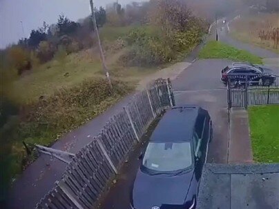 【海外の反応】見えにくすぎる通路ゲートで自転車が次々激突　「黄色に塗れ」「いや飛ばしすぎだ」