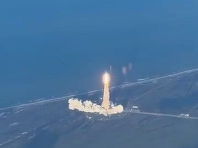 【海外の反応】アルテミス2の打ち上げを旅客機の窓から激写「パイロット！あのロケット追って！」「スピリット航空に一等席」