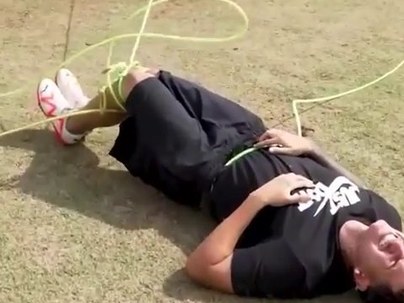 【海外の反応】サッカーのシュート直前にカウボーイが投げ縄で妨害する新競技が爆誕　「オリンピック種目にしろ」「これが本当のフロッピング」