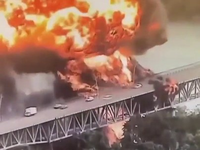 【海外の反応】パナマの橋でタンカー大爆発　巨大な火の玉に海外衝撃「ここ止まれないだろ」「このまま突っ切るしかない」
