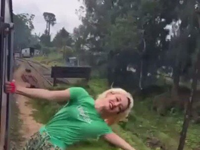 【海外の反応】走行中の列車から身を乗り出した女性、危なすぎる瞬間がこちら　「今ので終わったと思った」「ヘレディタリー寸前」