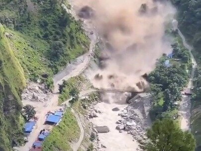 「人が歩いていても点にしか見えない」ネパールの山あいの町を濁流が飲み込んでいく【海外の反応】