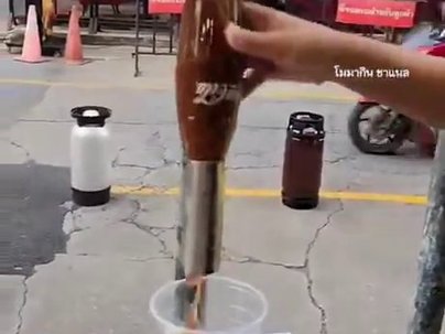 【海外の反応】コーラを瓶ごと過冷却してスラッシュを作る屋台が凄い　「これは超クール」「猛暑の日にくれ」