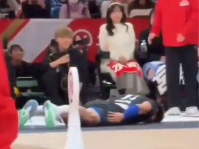 サーブを打ったあと、コートを走って女性スタッフの前に滑り込み土下座したバレー選手「ゴメンナスライド」【海外の反応】