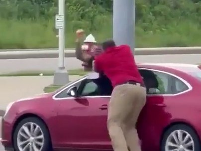 【海外の反応】信号待ちの車に殴り込みに行く男　「これがロードレイジか」「カーキパンツの正体ｗ」