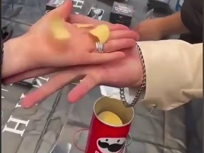 【海外の反応】ポテチが手のひらの上で粉々に砕ける魔法　「輪ゴムの仕業だ」「銃でやった方が早い」