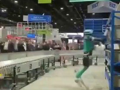 【海外の反応】ロボットが10時間労働後に倒れる　「人間の気持ちがわかったな」