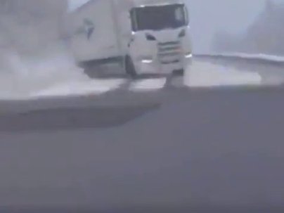 【海外の反応】雪道で大型トラックが対向車線から滑ってきた恐怖映像　「足をダッシュボードに置くな！」