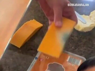 チーズのカビを切り落として残りを食べる母、「硬いブロックなら2.5センチ削ればいい」【海外の反応】
