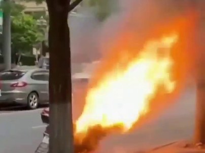 【海外の反応】路駐の電動スクーターから黒煙→次の瞬間に大炎上　「リチウム電池はドラマチックすぎる」「ここで火花散らすなって」