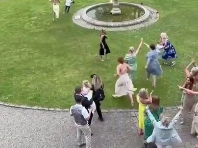 【海外の反応】結婚式のブーケトスが魔界すぎて子どもに奪い合い　「必死すぎでしょ」「カメラマンが神対応」