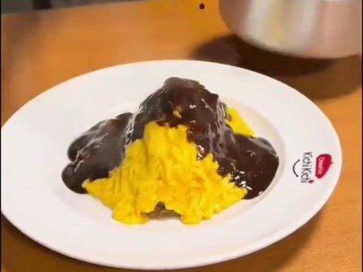 【海外の反応】京都キチキチの名物オムライスに外国人が衝撃　「神業すぎる」「半熟卵は無理…」
