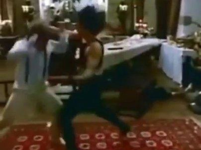 【海外の反応】ジャッキー・チェン vs ベニー・ザ・ジェットの映画史に残る伝説の格闘シーンが話題「縦画面で撮るのは犯罪レベル」「本気で殴り合ってる」