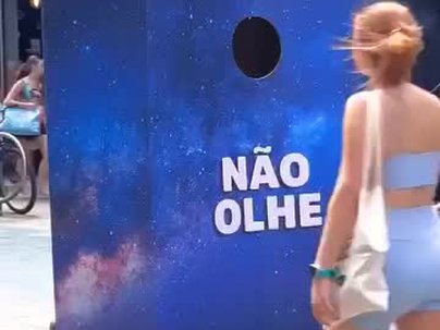 【海外の反応】「覗くな」と書かれた穴を覗いた結果→パイが飛んでくるドッキリ　「2回目覗くやつｗ」「3.14だけに」