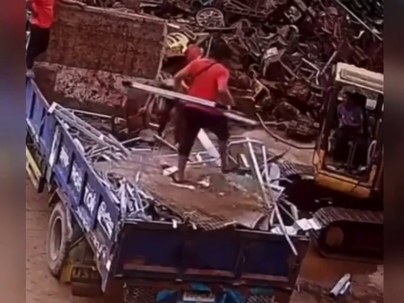 【海外の反応】スクラップ場の作業員が荷台から鉄くずの山に頭からダイブ　「顔面が衝撃を吸収」「労災申請待ったなし」
