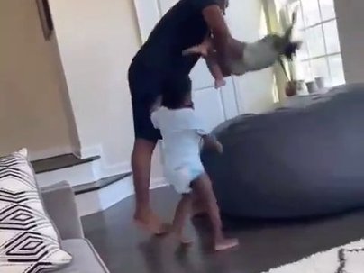 【海外の反応】娘と息子で遊び方が全然違うパパ　「プロレス技やめろｗ」「子供は投げられたがってる」