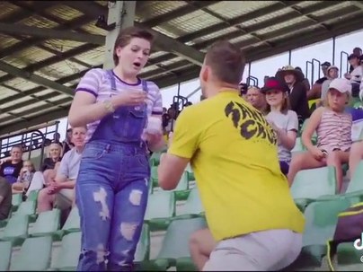 【海外の反応】動物園の鳥ショーで彼氏が鳥に指輪を運ばせて公開プロポーズ　「鳥が飛行料を取らずに帰った」「最高にウィットマンだ」