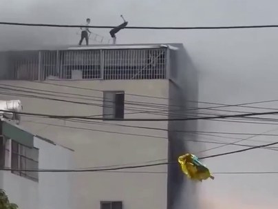 【海外の反応】ベトナム・ハノイの火災　ハンマーで屋根を突き破り7人を救出した2人の男性　「本物の男だ」「元から英雄だった」