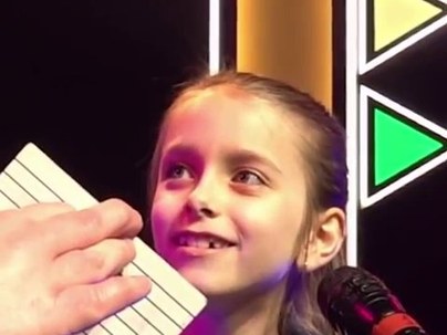 【海外の反応】ドラゴンの着ぐるみマジシャンが少女に「カードに書いてある文字を読んで」とお願いした結果　「魂が抜ける瞬間」「処理が追いついてない顔」